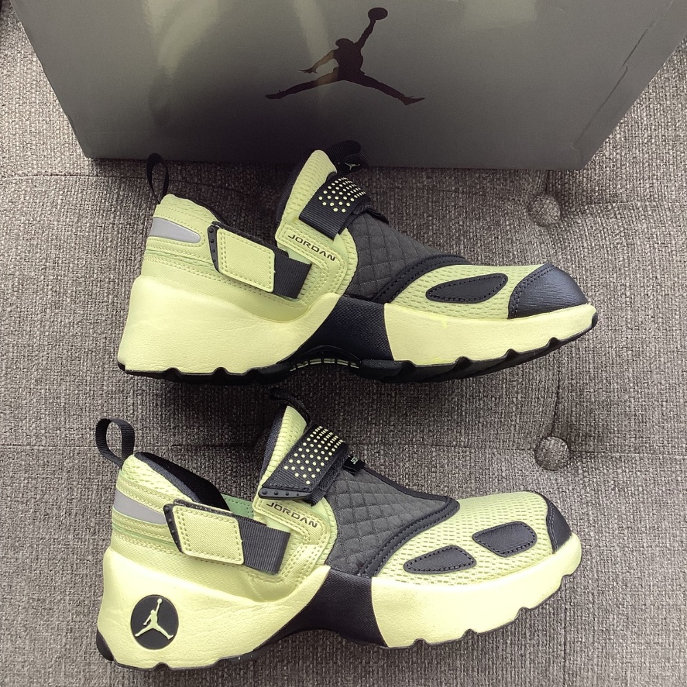 Jordan Trunner LX Sneaker (Women) 7.5M - Picture 11 of 13